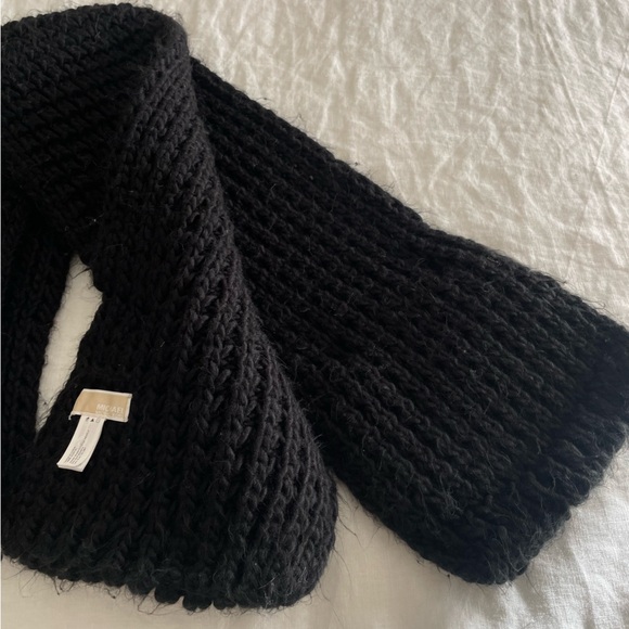 Michael Kors Thermal Pocket Scarf - Picture 5 of 6